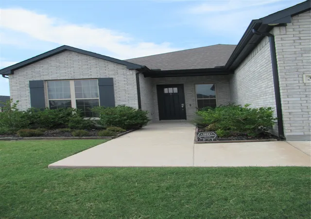 Photo 4 of Single family home for sale at 305 Chase Creek Dr, Lavon, TX 75166 | MLS# 21354188 | Listing updated on 2026-10-07