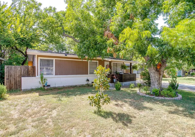 Photo 2 of Single family home for sale at 702 Lombardy Ln, Arlington, TX 76013 | MLS# 21354229 | Listing updated on 2026-08-28
