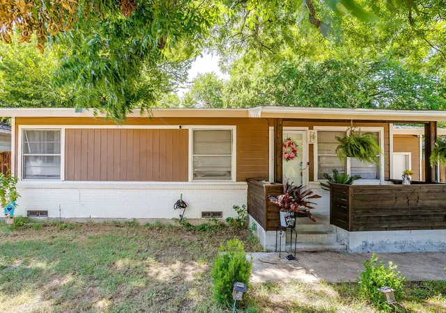 Photo 3 of Single family home for sale at 702 Lombardy Ln, Arlington, TX 76013 | MLS# 21354229 | Listing updated on 2026-08-28