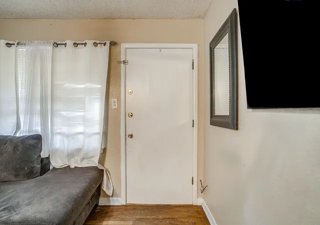 Photo 4 of Single family home for sale at 702 Lombardy Ln, Arlington, TX 76013 | MLS# 21354229 | Listing updated on 2026-08-28