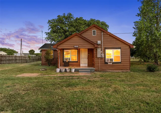 Photo 1 of Single family home for sale at 1001 Hamilton Dr, Waco, TX 76705 | MLS# 21353508 | Listing updated on 2026-08-11
