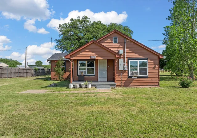 Photo 2 of Single family home for sale at 1001 Hamilton Dr, Waco, TX 76705 | MLS# 21353508 | Listing updated on 2026-08-11