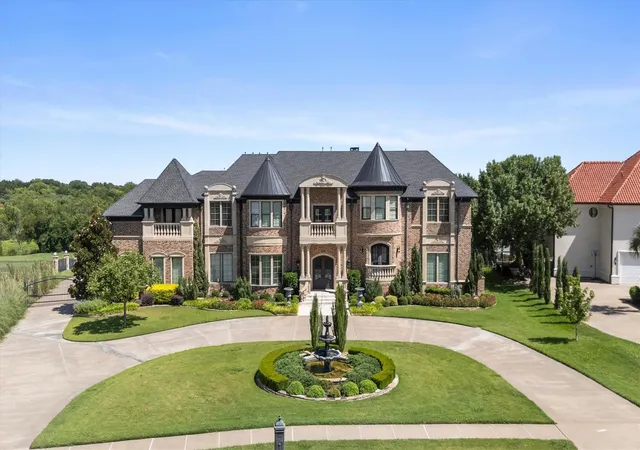 Photo 3 of Mansion for sale at 209 Crystal Ct, Rockwall, TX 75032 | MLS# 21349527 | Listing updated on 2026-08-20