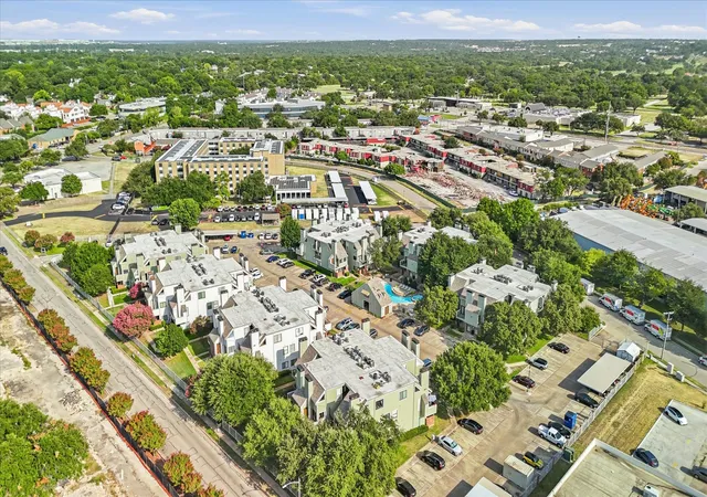 Listing Photo 2 - Condo for sale in building located at 3121 Sondra Dr, Fort Worth, TX 76107 - Unit #304