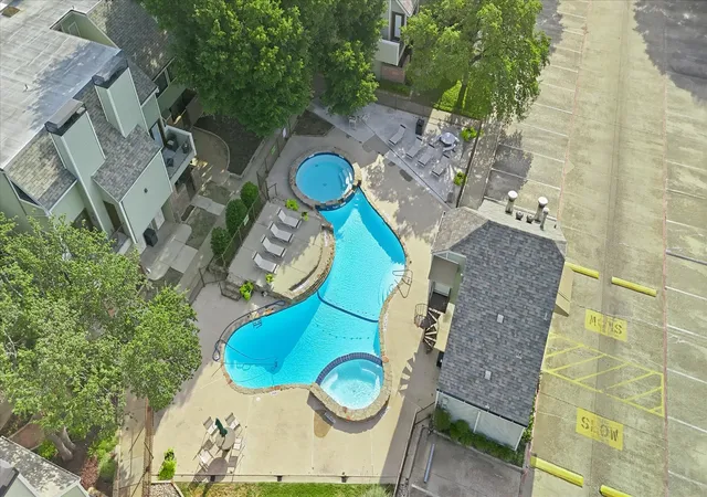Listing Photo 3 - Condo for sale in building located at 3121 Sondra Dr, Fort Worth, TX 76107 - Unit #304