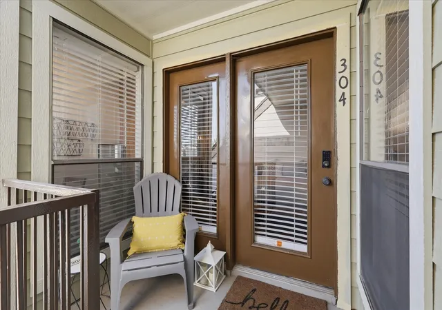 Listing Photo 4 - Condo for sale in building located at 3121 Sondra Dr, Fort Worth, TX 76107 - Unit #304