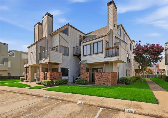 Listing Photo 5 - Condo for sale in building located at 3121 Sondra Dr, Fort Worth, TX 76107 - Unit #304