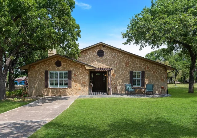 Photo 2 of Single family home for sale at 703 Robin Ln, Argyle, TX 76226 | MLS# 21351398 | Listing updated on 2026-09-25