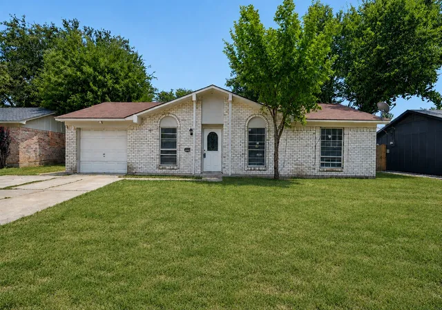 Photo 2 of Single family home for sale at 1123 Venus St, Cedar Hill, TX 75104 | MLS# 21353178 | Listing updated on 2026-09-15