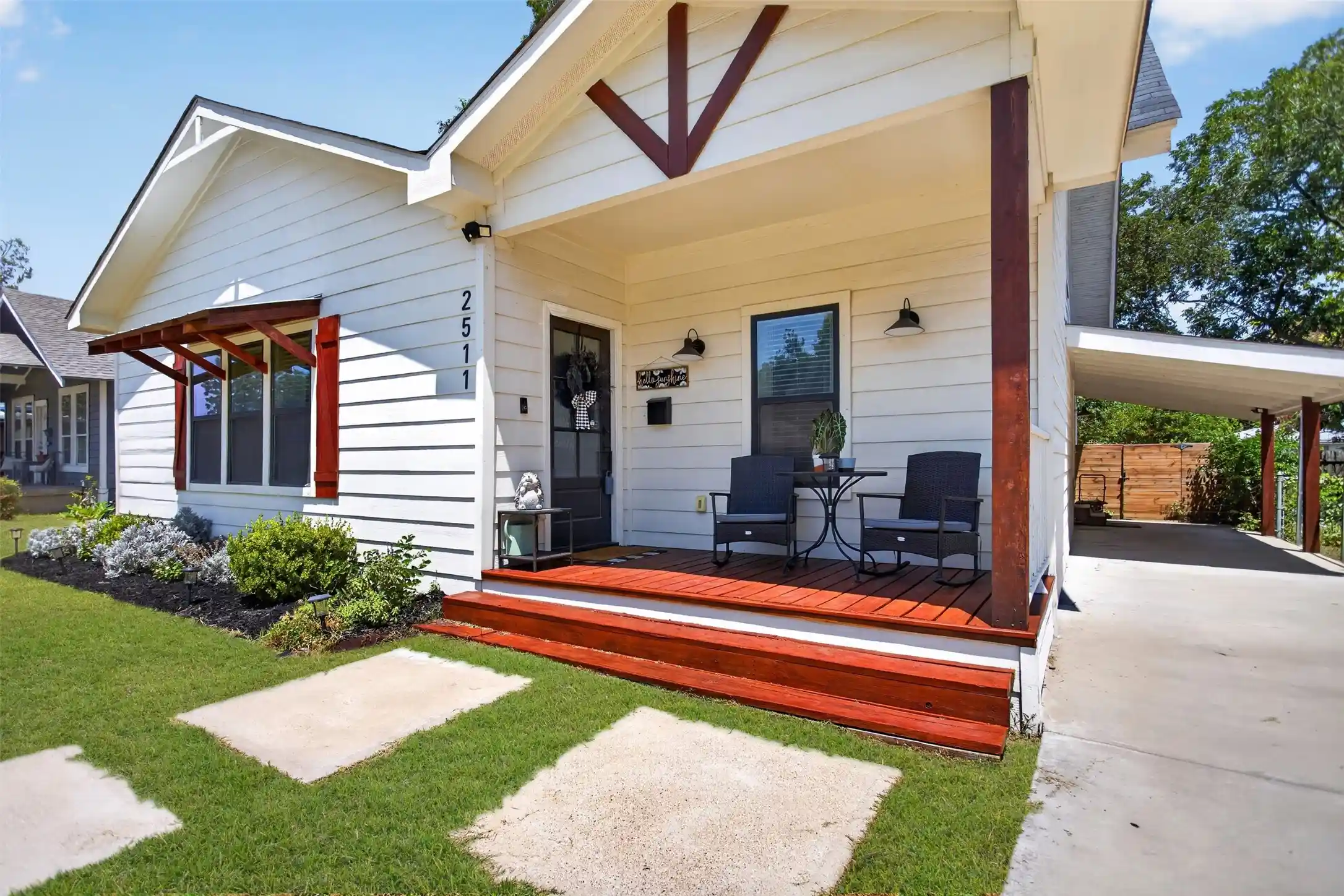 Photo 1 of Single family home for sale at 2511 Gladstone Dr, Dallas, TX 75211 | MLS# 21353521 | Listing updated on 2026-10-17
