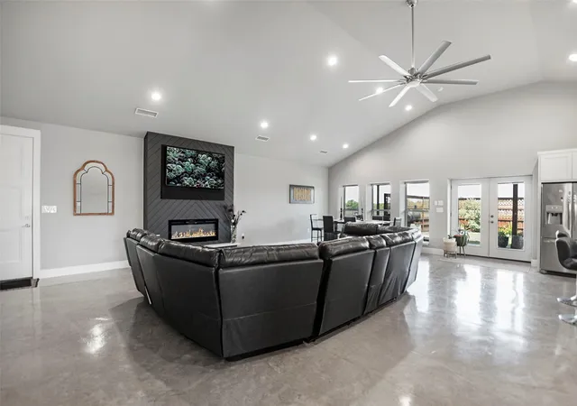 Photo 4 of Sale Pending at 620 Ewing Rd, Ferris, TX 75125 | MLS# 21352972 | Listing updated on 2026-09-18