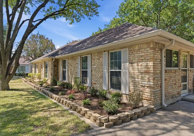 Photo 2 of Single family home for sale at 5709 Silver Lake Cir, Waco, TX 76710 | MLS# 21354382 | Listing updated on 2026-10-07