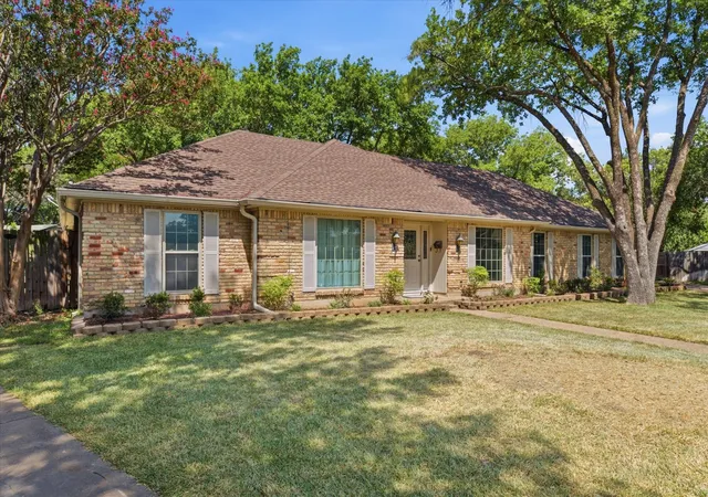 Photo 3 of Single family home for sale at 5709 Silver Lake Cir, Waco, TX 76710 | MLS# 21354382 | Listing updated on 2026-10-07