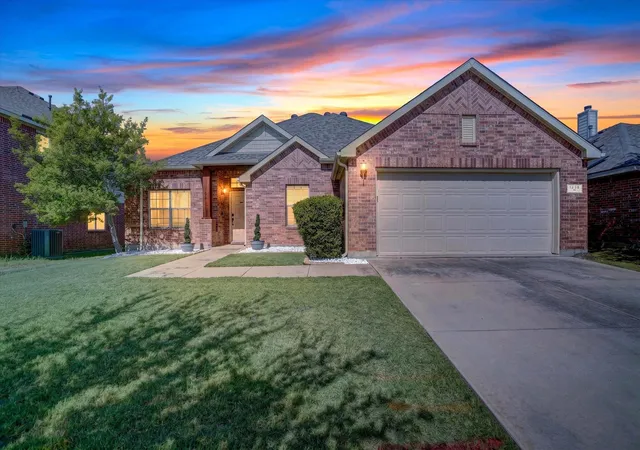 Photo 2 of Sale Pending at 1236 Hickory Bend Ln, Fort Worth, TX 76108 | MLS# 21350079 | Listing updated on 2026-08-28