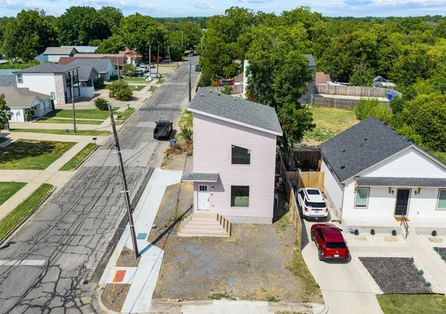 Photo 1 of Single family home for sale at 2400 S 12th St, Waco, TX 76706 | MLS# 21354540 | Listing updated on 2026-08-10