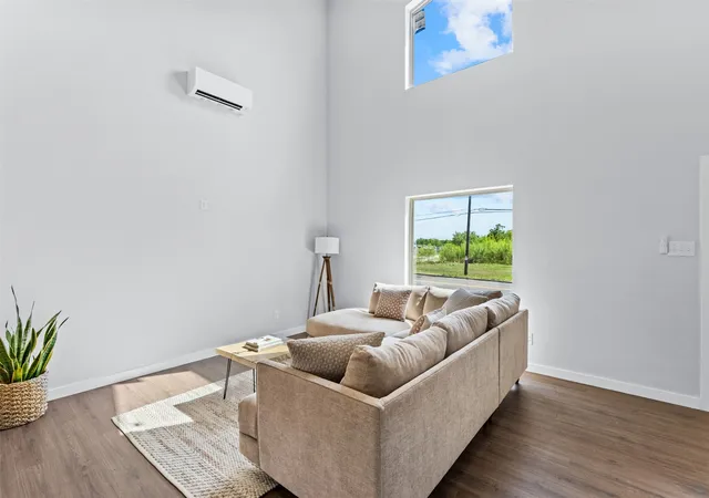 Photo 4 of Single family home for sale at 2400 S 12Th St, Waco, TX 76706 | MLS# 21354540 | Listing updated on 2026-08-10