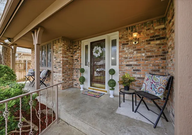 Photo 1 of Sale Pending at 5808 Ridge Dr, Arlington, TX 76016 | MLS# 21354547 | Listing updated on 2026-10-08