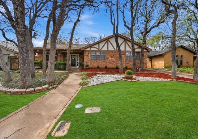 Photo 2 of Sale Pending at 5808 Ridge Dr, Arlington, TX 76016 | MLS# 21354547 | Listing updated on 2026-10-08