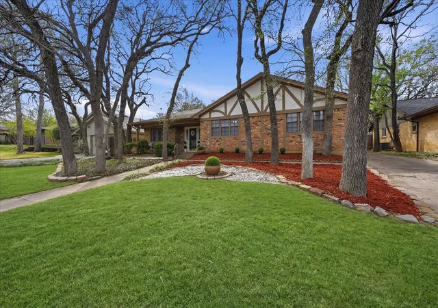 Photo 3 of Sale Pending at 5808 Ridge Dr, Arlington, TX 76016 | MLS# 21354547 | Listing updated on 2026-10-08