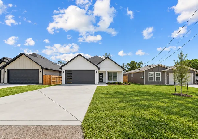 Photo 1 of Single family home for sale at 307 E 13th, Corsicana, TX 75110 | MLS# 21350197 | Listing updated on 2026-09-23