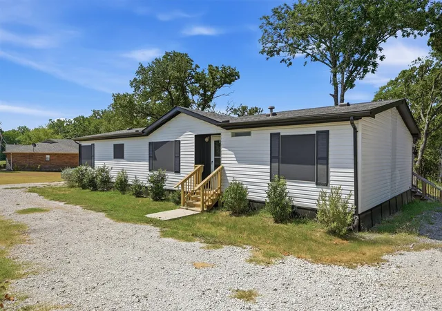 Photo 1 of Single family home for sale at 305 Ridgecrest Rd, Pottsboro, TX 75076 | MLS# 21354599 | Listing updated on 2026-09-23