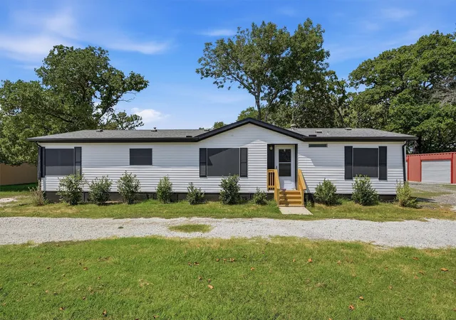 Photo 2 of Single family home for sale at 305 Ridgecrest Rd, Pottsboro, TX 75076 | MLS# 21354599 | Listing updated on 2026-09-23