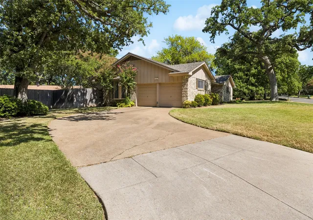 Photo 2 of Single family home for sale at 505 Caduceus Ln, Hurst, TX 76053 | MLS# 21349564 | Listing updated on 2026-08-28