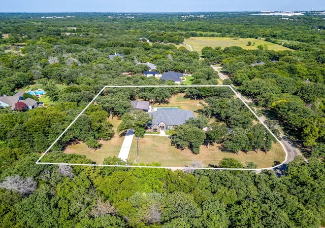 Photo 4 of Single family home for sale at 3131 Trailwood Dr E, Burleson, TX 76028 | MLS# 21352345 | Listing updated on 2026-10-06