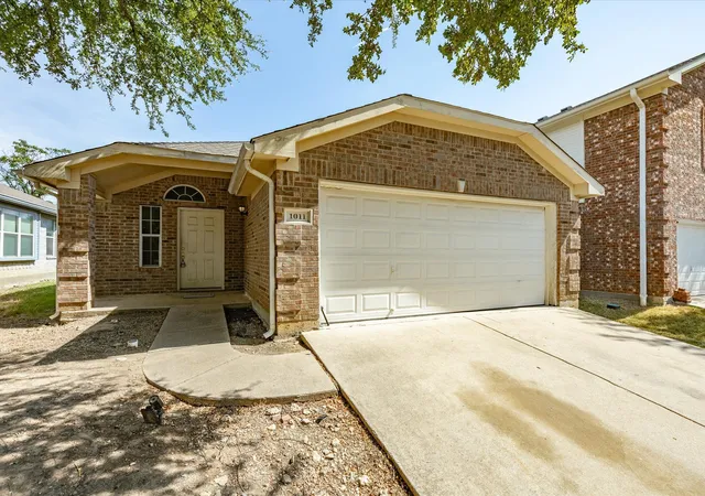 Photo 3 of Single family home for sale at 1011 Cruise St, Denton, TX 76207 | MLS# 21351524 | Listing updated on 2026-08-13
