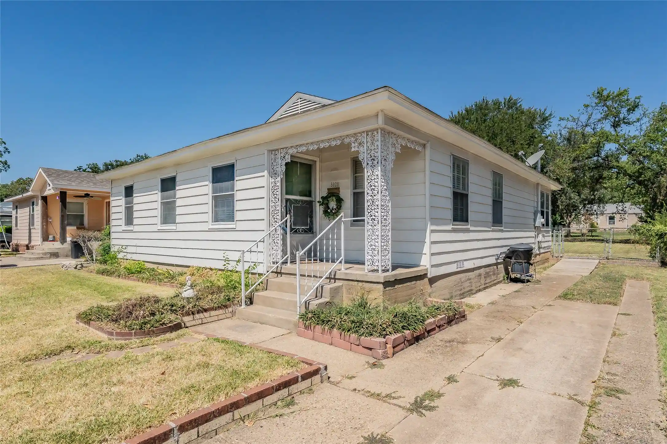 Photo 1 of Single family home for sale at 5020 Hartford Dr, River Oaks, TX 76114 | MLS# 21354601 | Listing updated on 2026-10-30