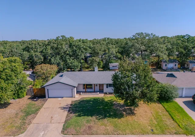 Photo 3 of Single family home for sale at 532 Plainview Dr, Hurst, TX 76054 | MLS# 21354526 | Listing updated on 2026-09-23