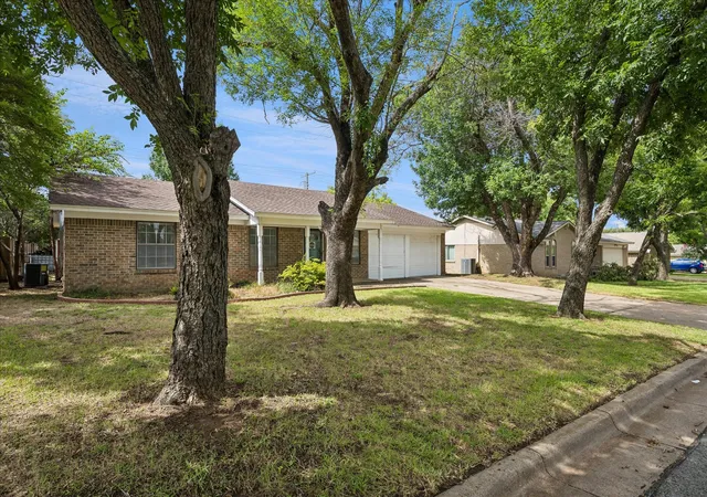 Photo 2 of Sale Pending at 936 Springdale Rd, Bedford, TX 76021 | MLS# 21333932 | Listing updated on 2026-08-18
