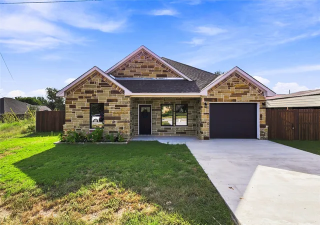 Photo 1 of Single family home for sale at 2515 Coyote Trl, Granbury, TX 76048 | MLS# 21353808 | Listing updated on 2026-08-31