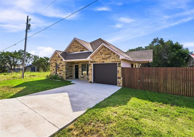 Photo 2 of Single family home for sale at 2515 Coyote Trl, Granbury, TX 76048 | MLS# 21353808 | Listing updated on 2026-08-31