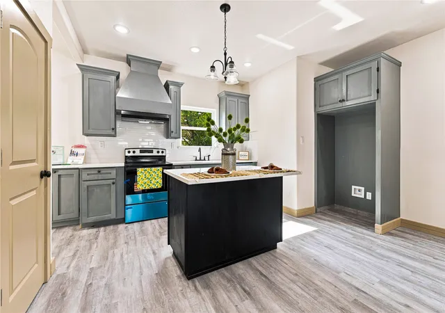 Photo 3 of Single family home for sale at 2515 Coyote Trl, Granbury, TX 76048 | MLS# 21353808 | Listing updated on 2026-08-31
