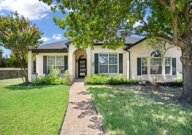 Photo 1 of Sale Pending at 1045 Woodhaven Cir, Rockwall, TX 75087 | MLS# 21347529 | Listing updated on 2026-08-31