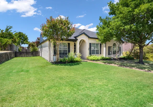 Photo 3 of Sale Pending at 1045 Woodhaven Cir, Rockwall, TX 75087 | MLS# 21347529 | Listing updated on 2026-08-31