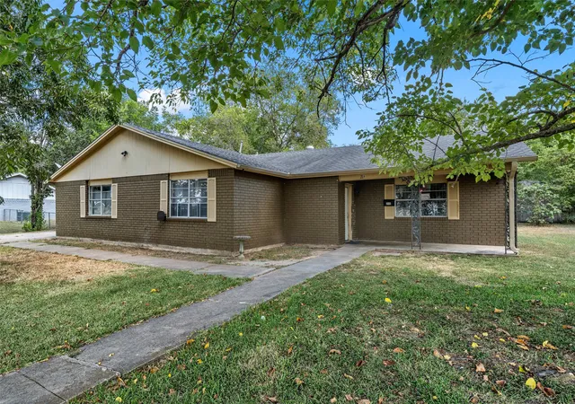 Photo 1 of Single family home for sale at 218 N Calhoun St, Groesbeck, TX 76642 | MLS# 21354642 | Listing updated on 2026-09-28