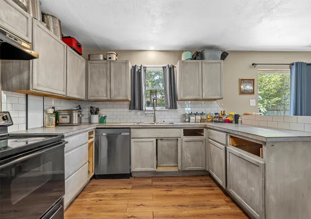 Photo 4 of Single family home for sale at 218 N Calhoun St, Groesbeck, TX 76642 | MLS# 21354642 | Listing updated on 2026-09-28