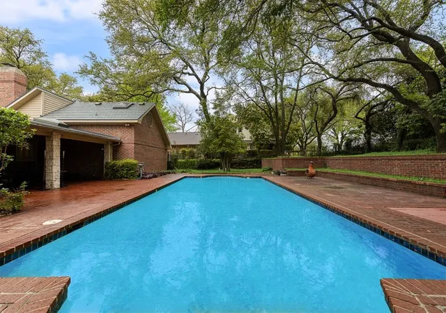 Photo 1 of Single family home for sale at 2 Eastshore Rd, Rockwall, TX 75032 | MLS# 21354678 | Listing updated on 2026-10-05
