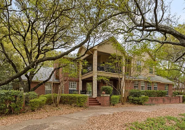 Photo 2 of Single family home for sale at 2 Eastshore Rd, Rockwall, TX 75032 | MLS# 21354678 | Listing updated on 2026-10-05