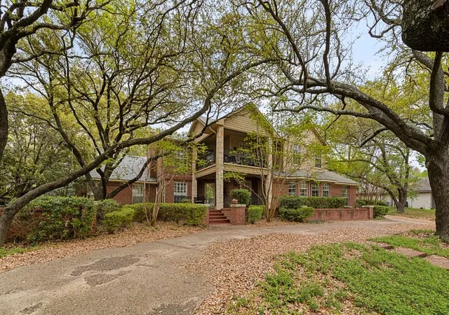 Photo 3 of Single family home for sale at 2 Eastshore Rd, Rockwall, TX 75032 | MLS# 21354678 | Listing updated on 2026-10-05