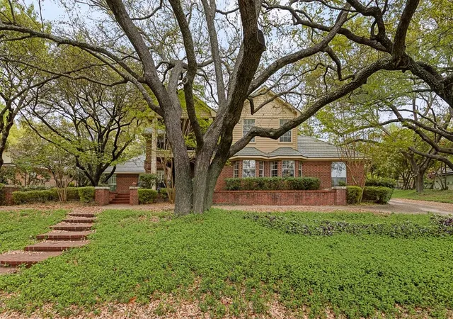 Photo 3 of Single family home for sale at 2 Eastshore Rd, Rockwall, TX 75032 | MLS# 21354678 | Listing updated on 2026-10-05