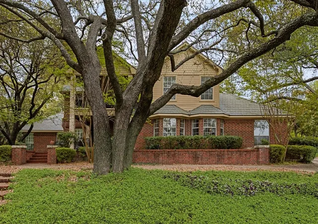 Photo 4 of Single family home for sale at 2 Eastshore Rd, Rockwall, TX 75032 | MLS# 21354678 | Listing updated on 2026-10-05