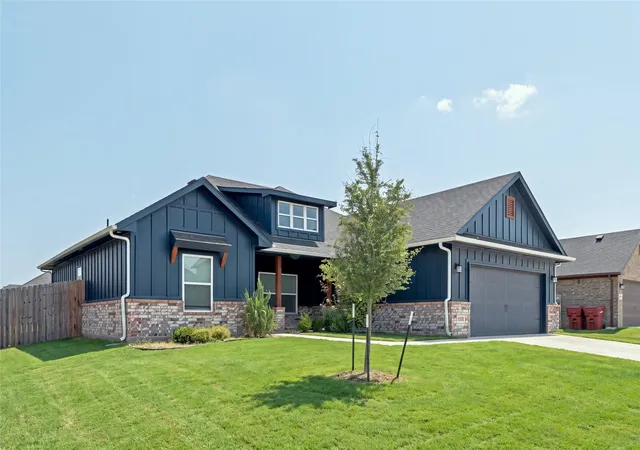 Photo 2 of Single family home for sale at 2805 Tulip Dr, Sherman, TX 75092 | MLS# 21354699 | Listing updated on 2026-08-09