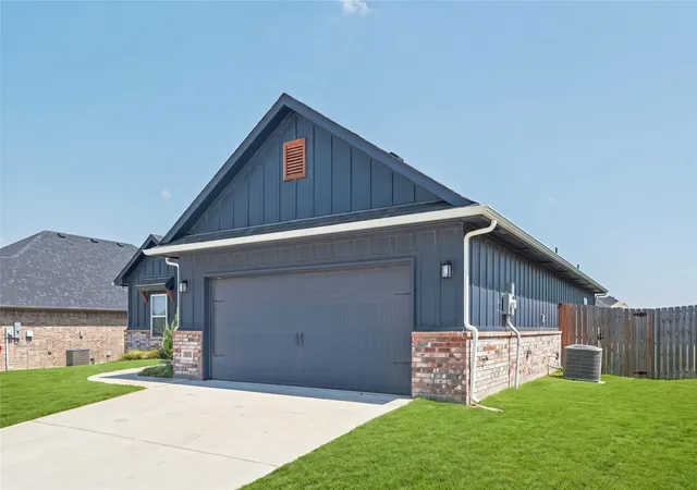 Photo 3 of Single family home for sale at 2805 Tulip Dr, Sherman, TX 75092 | MLS# 21354699 | Listing updated on 2026-08-09