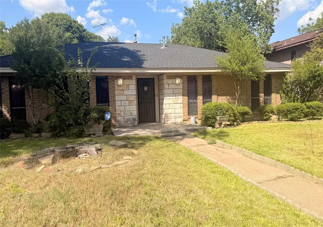 Photo 2 of Sale Pending at 1917 Shady Glen Ln, Dallas, TX 75232 | MLS# 21352201 | Listing updated on 2026-10-05