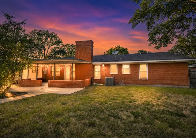 Photo 2 of Single family home for sale at 1332 Westwood St, Waco, TX 76710 | MLS# 21347196 | Listing updated on 2026-09-23