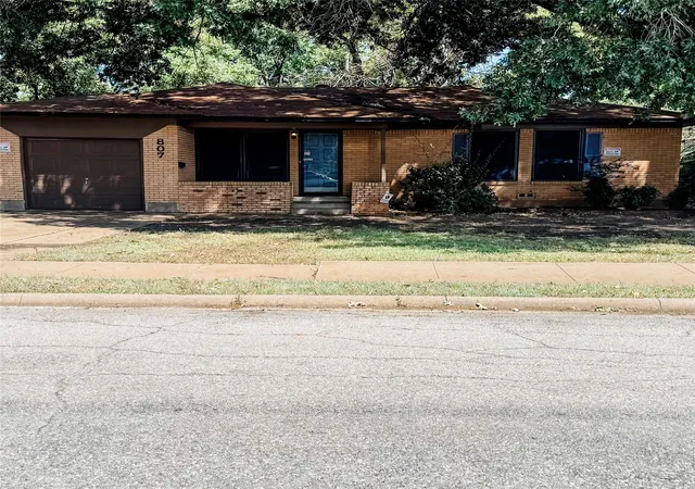 Photo 2 of Single family home for sale at 807 Blanton Dr, Sherman, TX 75092 | MLS# 21354901 | Listing updated on 2026-08-22
