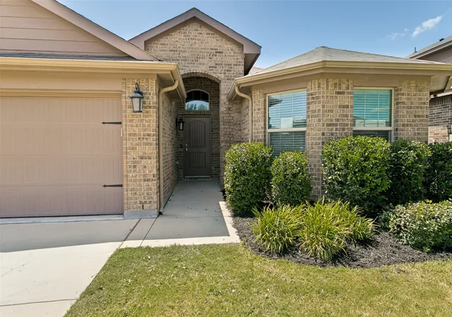 Photo 3 of Single family home for sale at 7205 Wavecrest Wy, Fort Worth, TX 76179 | MLS# 21354905 | Listing updated on 2026-09-22